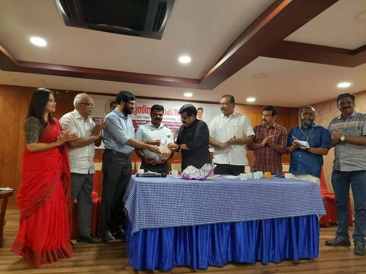 കെ പി അഷ്റഫിന്റെ പച്ചത്തുരുത്ത് കഥാ സമാഹാരം പ്രകാശനം ചെയ്തു കെ പി അഷ്റഫിന്റെ പച്ചത്തുരുത്ത് കഥാ സമാഹാരം പ്രകാശനം ചെയ്തു