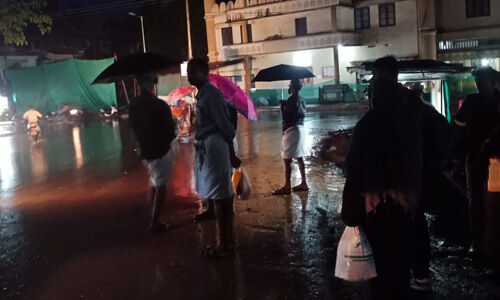 ബസ് കാത്തിരിപ്പ് കേന്ദ്രം തകര്ത്തു: യാത്രക്കാര് ദുരിതത്തില്; ബദല് സൗകര്യമൊരുക്കാതെ അധികൃതര് ബസ് കാത്തിരിപ്പ് കേന്ദ്രം തകര്ത്തു: യാത്രക്കാര് ദുരിതത്തില്; ബദല് സൗകര്യമൊരുക്കാതെ അധികൃതര്