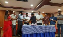 കെ പി അഷ്റഫിന്റെ പച്ചത്തുരുത്ത് കഥാ സമാഹാരം പ്രകാശനം ചെയ്തു കെ പി അഷ്റഫിന്റെ പച്ചത്തുരുത്ത് കഥാ സമാഹാരം പ്രകാശനം ചെയ്തു