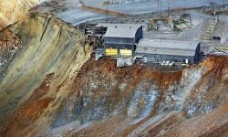 300 അടി താഴ്ചയുള്ള ക്വാറിയില്‍ നാലു തൊഴിലാളികള്‍ കുടുങ്ങി; രക്ഷാ പ്രവര്‍ത്തനത്തിന് ഹെലികോപ്റ്റര്‍