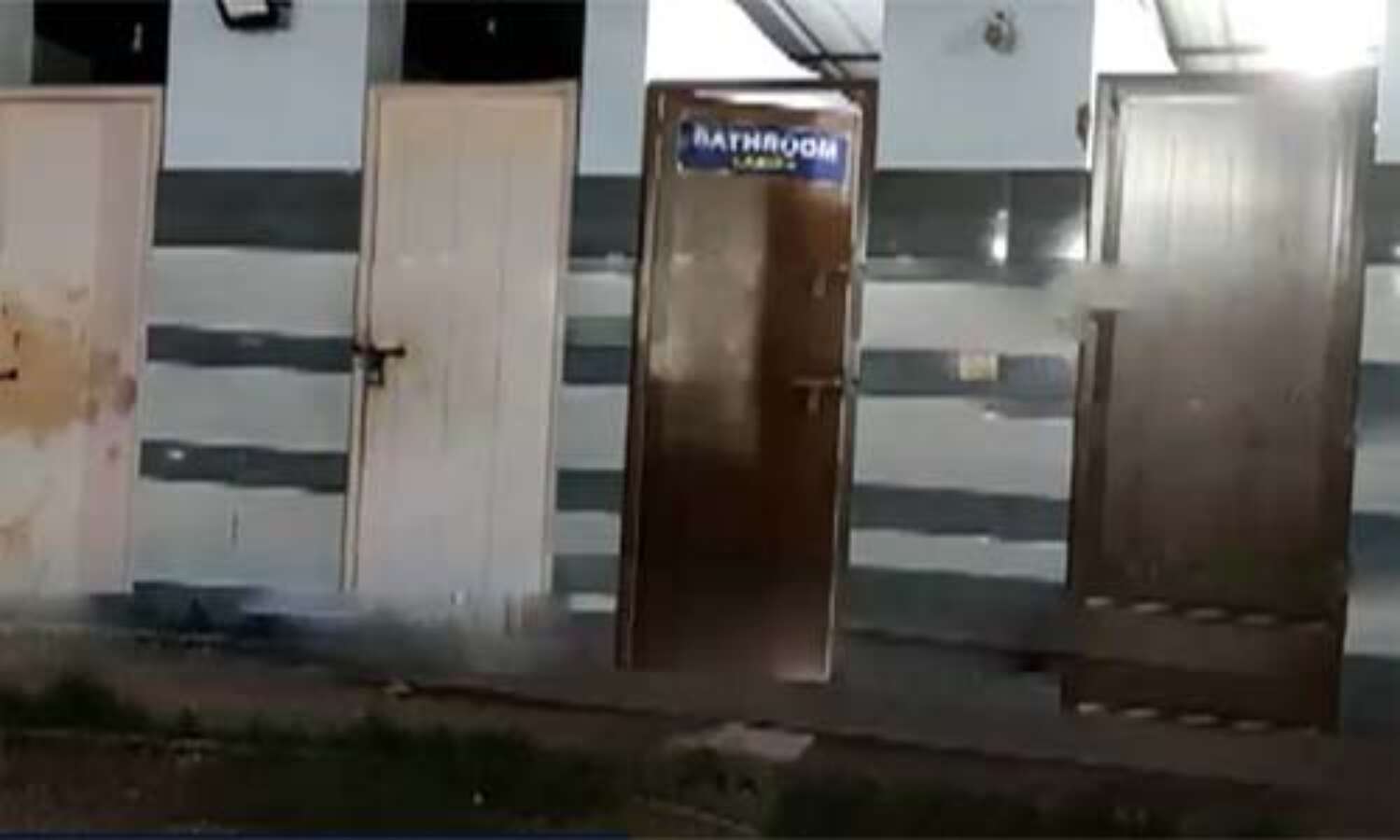 ഭക്ഷ്യസാമഗ്രികള് ഹോട്ടലിലെ ശുചിമുറിയില്;ചോദ്യം ചെയ്ത ഡോക്ടര്ക്ക് മര്ദ്ദനം ഭക്ഷ്യസാമഗ്രികള് ഹോട്ടലിലെ ശുചിമുറിയില്;ചോദ്യം ചെയ്ത ഡോക്ടര്ക്ക് മര്ദ്ദനം