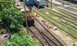 തിരുവനന്തപുരത്ത് ട്രെയിന്‍ തട്ടി റെയില്‍വേ ഉദ്യോഗസ്ഥന്റെ കാല്‍ അറ്റു