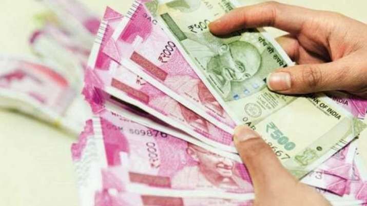 ഇന്ത്യന് രൂപ റെക്കോഡ് ഇടിവില്; ഡോളറിന് 77.69 രൂപ ഇന്ത്യന് രൂപ റെക്കോഡ് ഇടിവില്; ഡോളറിന് 77.69 രൂപ