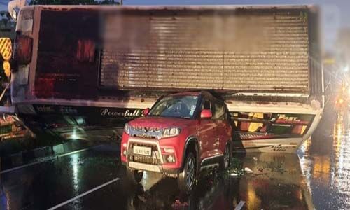 തൃശൂരില്‍ ബസ് കാറിന് മുകളിലേക്ക് മറിഞ്ഞ് അഞ്ച് പേര്‍ക്ക് പരിക്ക്