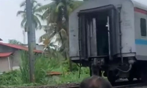 ഓടിക്കൊണ്ടിരിക്കുന്ന മംഗള എക്സ്പ്രസിന്റെ എഞ്ചിനും ബോഗികളും വേര്പ്പെട്ടു ഓടിക്കൊണ്ടിരിക്കുന്ന മംഗള എക്സ്പ്രസിന്റെ എഞ്ചിനും ബോഗികളും വേര്പ്പെട്ടു