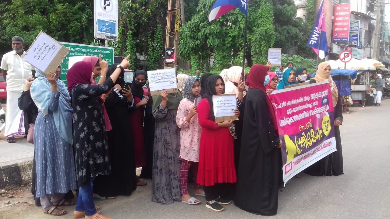 യുപിയില് മകന്റെ അറസ്റ്റ് ചോദ്യംചെയ്ത മാതാവിനെ വെടിവെച്ച് കൊന്ന സംഭവം: താനൂരില് എന്ഡബ് ളിയുഎഫ് പെണ്പ്രതിഷേധം സംഘടിപ്പിച്ചു യുപിയില് മകന്റെ അറസ്റ്റ് ചോദ്യംചെയ്ത മാതാവിനെ വെടിവെച്ച് കൊന്ന സംഭവം: താനൂരില് എന്ഡബ് ളിയുഎഫ് പെണ്പ്രതിഷേധം സംഘടിപ്പിച്ചു