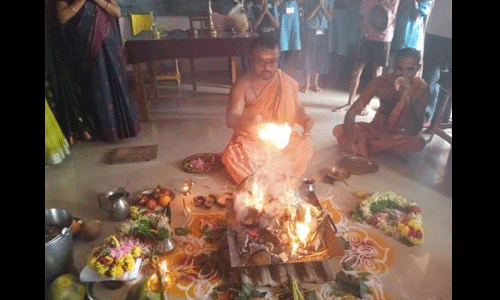 കര്ണാടകയില് സര്ക്കാര് സ്കൂളുകള് ആരംഭിച്ചത് പൂജയോടെ; അധ്യാപകരെ സസ്പെന്റ് ചെയ്യുന്നില്ലേയെന്ന ചോദ്യവുമായി വിമര്ശകര് കര്ണാടകയില് സര്ക്കാര് സ്കൂളുകള് ആരംഭിച്ചത് പൂജയോടെ; അധ്യാപകരെ സസ്പെന്റ് ചെയ്യുന്നില്ലേയെന്ന ചോദ്യവുമായി വിമര്ശകര്