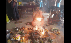 കര്‍ണാടകയില്‍ സര്‍ക്കാര്‍ സ്‌കൂളുകള്‍ ആരംഭിച്ചത് പൂജയോടെ; അധ്യാപകരെ സസ്‌പെന്റ് ചെയ്യുന്നില്ലേയെന്ന ചോദ്യവുമായി വിമര്‍ശകര്‍