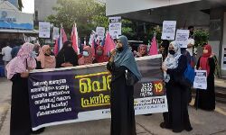 മകന്റെ അന്യായമായ അറസ്റ്റിനെ ചോദ്യം ചെയ്ത മാതാവിനെ വെടിവച്ചു കൊന്ന സംഭവം; പെൺ പ്രതിഷേധം സംഘടിപ്പിച്ചു മകന്റെ അന്യായമായ അറസ്റ്റിനെ ചോദ്യം ചെയ്ത മാതാവിനെ വെടിവച്ചു കൊന്ന സംഭവം; പെൺ പ്രതിഷേധം സംഘടിപ്പിച്ചു