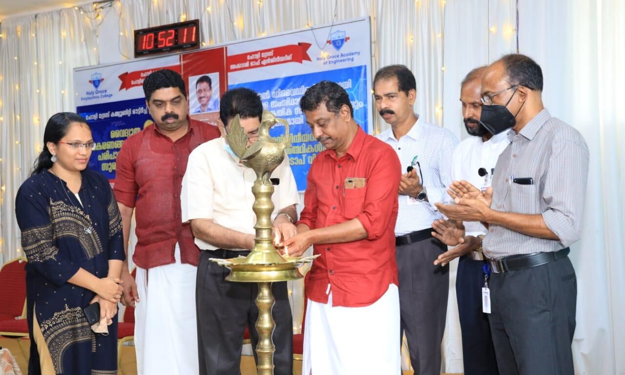 സാങ്കേതിക വിദ്യയുടെ സഹായത്തോടെ ജീവിതം മെച്ചപ്പെടുത്താന് മാള ഹോളിഗ്രേസ് കമ്മ്യൂണിറ്റി ഔട്ട്റീച്ച് സാങ്കേതിക വിദ്യയുടെ സഹായത്തോടെ ജീവിതം മെച്ചപ്പെടുത്താന് മാള ഹോളിഗ്രേസ് കമ്മ്യൂണിറ്റി ഔട്ട്റീച്ച്