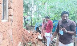 മഴയില് തകര്ന്ന ഗണേശന്റെ വീട് എംഎല്എ സന്ദര്ശിച്ച മഴയില് തകര്ന്ന ഗണേശന്റെ വീട് എംഎല്എ സന്ദര്ശിച്ച