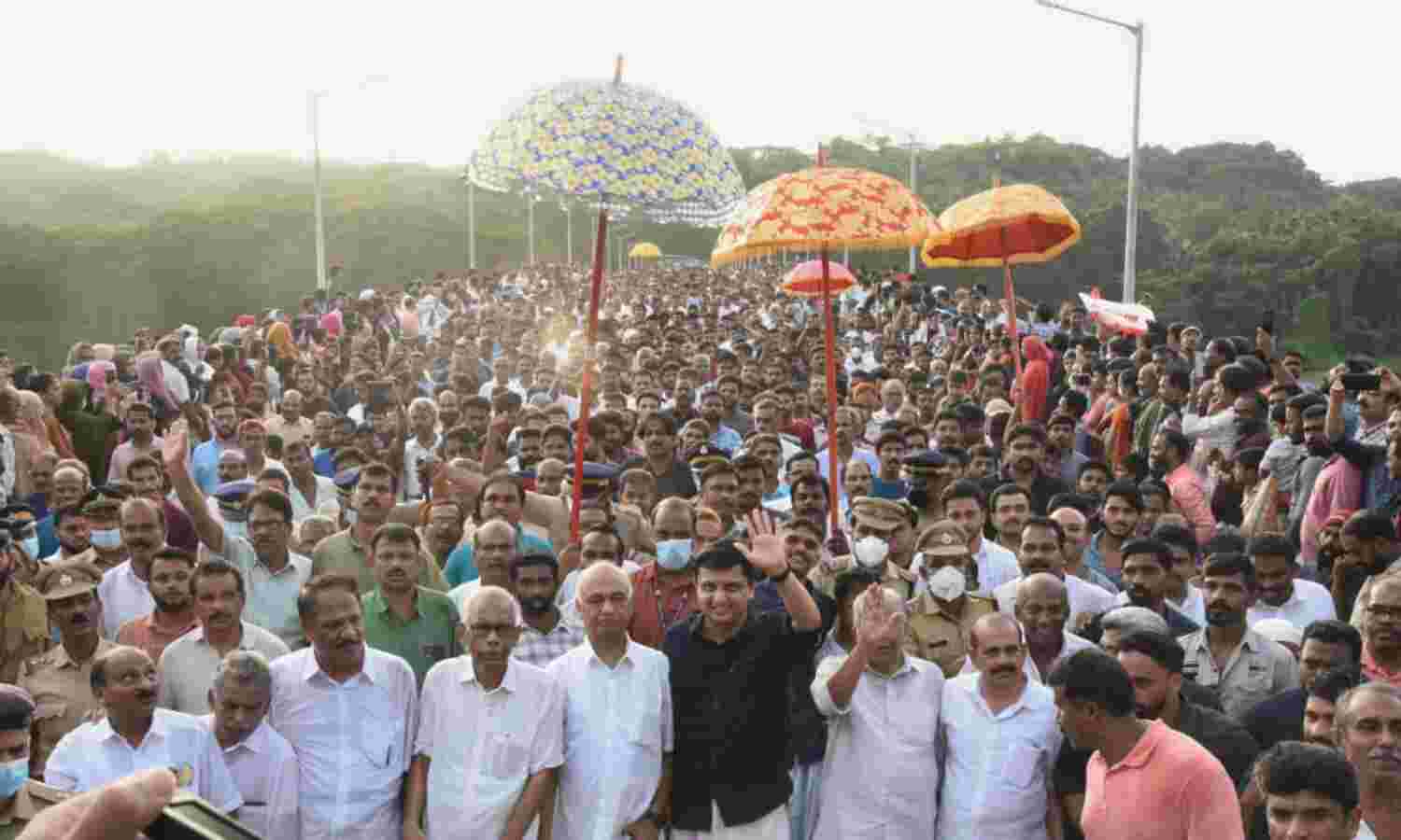 എളമരം കടവ് പാലം ഉദ്ഘാടന വിവാദം അനാവശ്യം: സംസ്ഥാനത്ത് നടക്കുന്നത് ഏവരെയും സംയോജിപ്പിച്ചുള്ള വികസനം - മന്ത്രി പി എ മുഹമ്മദ് റിയാസ് എളമരം കടവ് പാലം ഉദ്ഘാടന വിവാദം അനാവശ്യം: സംസ്ഥാനത്ത് നടക്കുന്നത് ഏവരെയും സംയോജിപ്പിച്ചുള്ള വികസനം - മന്ത്രി പി എ മുഹമ്മദ് റിയാസ്