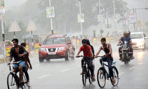 സംസ്ഥാനത്ത് ഇന്ന് ഒറ്റപ്പെട്ട മഴക്ക് സാധ്യത; മത്സ്യബന്ധനത്തിന് വിലക്കില്ല