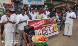 വില വര്‍ധന: തക്കാളി സമരം സംഘടിപ്പിച്ച് എസ്ഡിപിഐ