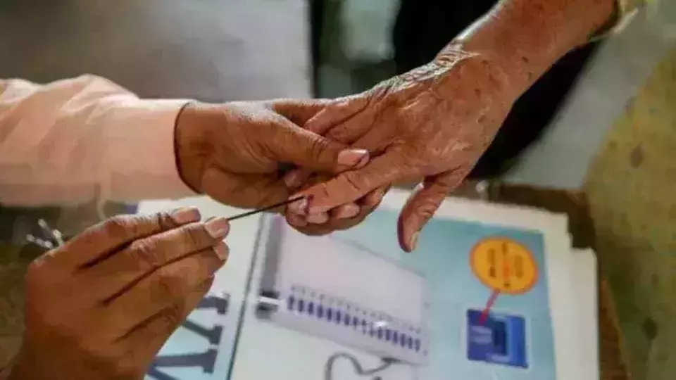 തൃക്കാക്കര ഉപതിരഞ്ഞെടുപ്പ്; പോളിങ് തുടങ്ങി, എല്ലാ ബൂത്തുകളിലും നീണ്ട ക്യൂ തൃക്കാക്കര ഉപതിരഞ്ഞെടുപ്പ്; പോളിങ് തുടങ്ങി, എല്ലാ ബൂത്തുകളിലും നീണ്ട ക്യൂ