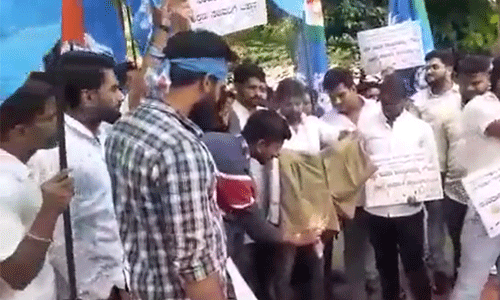 ആര്എസ്എസ്സിന്റെ കാക്കി ട്രൗസര് കത്തിച്ചു; കര്ണാടകയില് 15 എന്എസ്യുഐ പ്രവര്ത്തകരെ കസ്റ്റഡിയിലെടുത്തു (വീഡിയോ) ആര്എസ്എസ്സിന്റെ കാക്കി ട്രൗസര് കത്തിച്ചു; കര്ണാടകയില് 15 എന്എസ്യുഐ പ്രവര്ത്തകരെ കസ്റ്റഡിയിലെടുത്തു (വീഡിയോ)