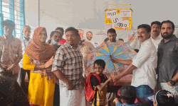 പ്രവേശനോല്സവത്തില് കുട്ടികള്ക്ക് കുട സമ്മാനമായി നല്കി പ്രവേശനോല്സവത്തില് കുട്ടികള്ക്ക് കുട സമ്മാനമായി നല്കി