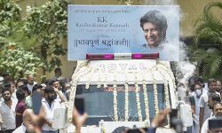ബോളിവുഡ് ഗായകന് കെ കെയെ മുംബൈയില് സംസ്കരിച്ചു ബോളിവുഡ് ഗായകന് കെ കെയെ മുംബൈയില് സംസ്കരിച്ചു