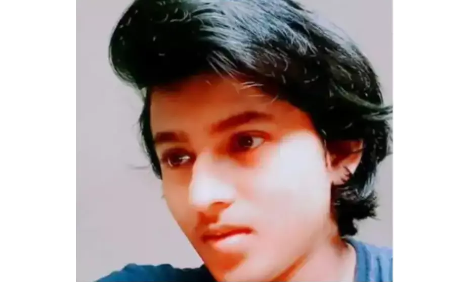 പ്ലസ്ടു വിദ്യാര്ഥി വീട്ടിനകത്ത് തൂങ്ങി മരിച്ച നിലയില് പ്ലസ്ടു വിദ്യാര്ഥി വീട്ടിനകത്ത് തൂങ്ങി മരിച്ച നിലയില്