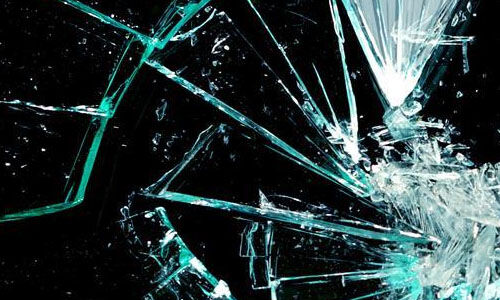 കുഴിക്കാട്ടുശ്ശേരിയില് ചില്ലില് തീര്ത്ത മാലാഖയുടെ രൂപം പൊട്ടിയ നിലയില് കുഴിക്കാട്ടുശ്ശേരിയില് ചില്ലില് തീര്ത്ത മാലാഖയുടെ രൂപം പൊട്ടിയ നിലയില്