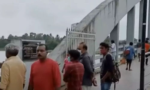 ആലുവയില് അച്ഛനും മക്കളും പുഴയില് ചാടി മരിച്ചു ആലുവയില് അച്ഛനും മക്കളും പുഴയില് ചാടി മരിച്ചു