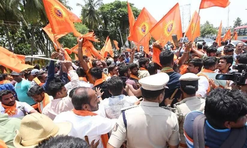 ശ്രീരംഗപട്ടണ ജാമിഅ മസ്ജിദ്: നിരോധനാജ്ഞ ലംഘിച്ച് വിഎച്ച്പി മാർച്ച് ശ്രീരംഗപട്ടണ ജാമിഅ മസ്ജിദ്: നിരോധനാജ്ഞ ലംഘിച്ച് വിഎച്ച്പി മാർച്ച്