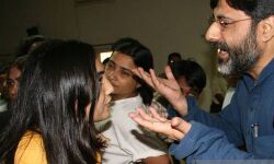 നൂപുര്‍ ശര്‍മ ബിജെപിയുടെ നേതാവായത് പ്രഫ. എസ്എആര്‍ ഗിലാനിയുടെ മുഖത്ത് തുപ്പി