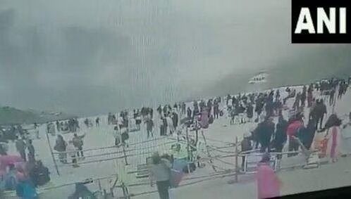 ചാര്‍ ധാം തീര്‍ഥാടകരുമായി ഇറങ്ങുന്നതിനിടെ ഹെലികോപ്റ്ററിന്റെ നിയന്ത്രണം നഷ്ടപ്പെട്ടു