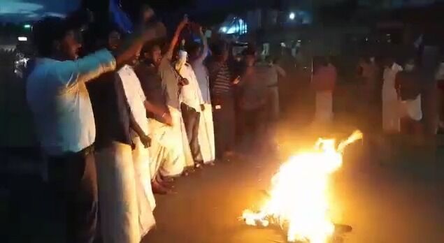 മുഖ്യമന്ത്രിയുടെ കോലം കത്തിച്ച് കണ്ണൂരില് കെഎസ്യു പ്രതിഷേധം മുഖ്യമന്ത്രിയുടെ കോലം കത്തിച്ച് കണ്ണൂരില് കെഎസ്യു പ്രതിഷേധം