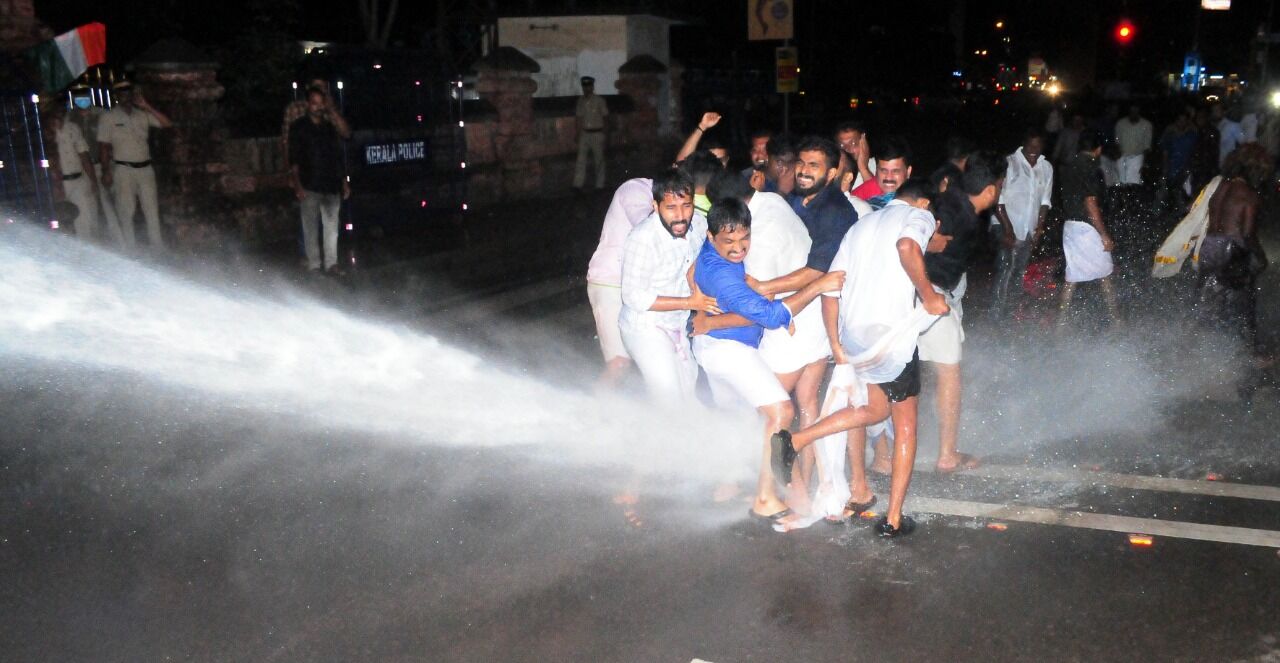 മുഖ്യമന്ത്രിയുടെ രാജി ആവശ്യപ്പെട്ട് യൂത്ത് കോൺഗ്രസ് മാർച്ച് മുഖ്യമന്ത്രിയുടെ രാജി ആവശ്യപ്പെട്ട് യൂത്ത് കോൺഗ്രസ് മാർച്ച്