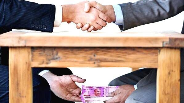 കൈക്കൂലി വാങ്ങുന്നതിനിടെ വില്ലേജ് ഓഫീസറും ഫീല്ഡ് അസിസ്റ്റന്റും വിജിലന്സ് പിടിയില് കൈക്കൂലി വാങ്ങുന്നതിനിടെ വില്ലേജ് ഓഫീസറും ഫീല്ഡ് അസിസ്റ്റന്റും വിജിലന്സ് പിടിയില്