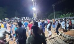 നിലമ്പൂരില് ഫുട്ബോള് മല്സരത്തിനിടെ ഗാലറി തകര്ന്നു; നിരവധി പേര്ക്ക് പരിക്ക് നിലമ്പൂരില് ഫുട്ബോള് മല്സരത്തിനിടെ ഗാലറി തകര്ന്നു; നിരവധി പേര്ക്ക് പരിക്ക്