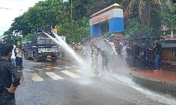മുഖ്യമന്ത്രിയുടെ രാജി ആവശ്യപ്പെട്ട് യൂത്ത് ലീഗ് കലക്ടറേറ്റിലേക്ക് മാര്‍ച്ച് നടത്തി