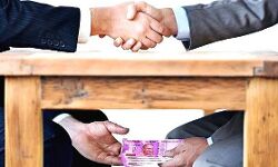 കൈക്കൂലി വാങ്ങുന്നതിനിടെ വില്ലേജ് ഓഫീസറും ഫീല്ഡ് അസിസ്റ്റന്റും വിജിലന്സ് പിടിയില് കൈക്കൂലി വാങ്ങുന്നതിനിടെ വില്ലേജ് ഓഫീസറും ഫീല്ഡ് അസിസ്റ്റന്റും വിജിലന്സ് പിടിയില്