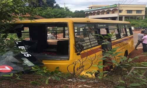 നിയന്ത്രണം വിട്ട സ്‌കൂള്‍ ബസ് മതിലിലിടിച്ച് നിരവധി വിദ്യാര്‍ഥികള്‍ക്ക് പരിക്ക്