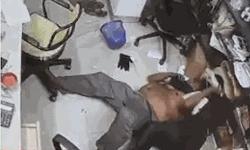 കോഴിക്കോട് പെട്രോള് പമ്പില് ജീവനക്കാരനെ കെട്ടിയിട്ട് പണം കവര്ന്നു കോഴിക്കോട് പെട്രോള് പമ്പില് ജീവനക്കാരനെ കെട്ടിയിട്ട് പണം കവര്ന്നു