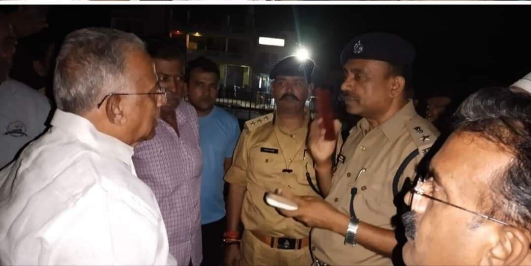 ഇ ടി മുഹമ്മദ് ബഷീറിനെ അര്ദ്ധ രാത്രി യുപി പോലിസ് കസ്റ്റഡിയിലെടുത്തു; രാവിലെ വിട്ടയച്ചു ഇ ടി മുഹമ്മദ് ബഷീറിനെ അര്ദ്ധ രാത്രി യുപി പോലിസ് കസ്റ്റഡിയിലെടുത്തു; രാവിലെ വിട്ടയച്ചു