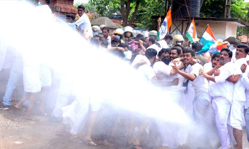 മുഖ്യമന്ത്രിയുടെ രാജി ആവശ്യപ്പെട്ട് കണ്ണൂര്‍ കലക്ട്രേറ്റിലേക്ക് നടന്ന കോണ്‍ഗ്രസ് മാര്‍ച്ചില്‍ പ്രതിഷേധമിരമ്പി