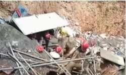 തിരുവനന്തപുരത്ത് മണ്‍തിട്ട ഇടിഞ്ഞ് വീണു; മണ്ണിനടിയിപ്പെട്ട രണ്ട് പേരെയും രക്ഷപ്പെടുത്തി