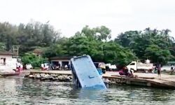 തിരൂരില് ബസ് പുഴയിലേക്ക് മറഞ്ഞു തിരൂരില് ബസ് പുഴയിലേക്ക് മറഞ്ഞു