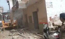 യുപിയിലെ രണ്ട് നഗരങ്ങളില് പ്രവാചകനിന്ദക്കെതിരേ പ്രതിഷേധിച്ചവരുടെ വീടുകള് തകര്ത്തു യുപിയിലെ രണ്ട് നഗരങ്ങളില് പ്രവാചകനിന്ദക്കെതിരേ പ്രതിഷേധിച്ചവരുടെ വീടുകള് തകര്ത്തു