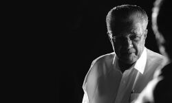 മുഖ്യമന്ത്രിക്ക് നേരെ ചൂലും കരിങ്കൊടിയും; വെമ്പായത്ത് ഡിവൈഎഫ്‌ഐ-കോണ്‍ഗ്രസ് സംഘട്ടനം