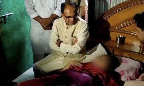 ഭോപാലില് ലൈംഗികപീഡനത്തെ എതിര്ത്ത യുവതിക്കുനേരെ ആക്രമണം; മുഖത്തുമാത്രം 118 തുന്നലുകള് ഭോപാലില് ലൈംഗികപീഡനത്തെ എതിര്ത്ത യുവതിക്കുനേരെ ആക്രമണം; മുഖത്തുമാത്രം 118 തുന്നലുകള്