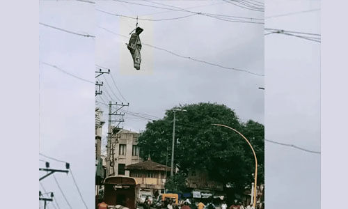 നൂപുര് ശര്മയുടെ കോലം വൈദ്യുതികമ്പിയില് കെട്ടിത്തൂക്കി പ്രതിഷേധം: 3 പേരെ അറസ്റ്റ് ചെയ്തു നൂപുര് ശര്മയുടെ കോലം വൈദ്യുതികമ്പിയില് കെട്ടിത്തൂക്കി പ്രതിഷേധം: 3 പേരെ അറസ്റ്റ് ചെയ്തു