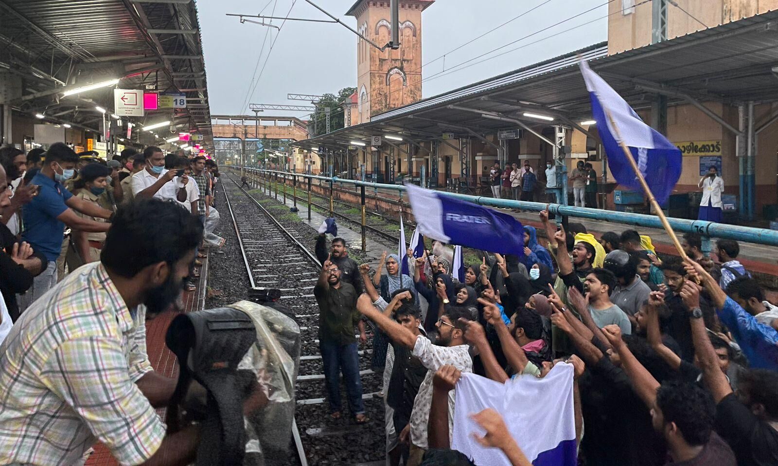 അഫ്രീന് ഫാത്തിമയുടെ വീട് തകര്ത്ത സംഭവം: ഫ്രറ്റേണിറ്റി മൂവ്മെന്റ് കോഴിക്കോട് റെയില്വേ സ്റ്റേഷന് ഉപരോധിച്ചു അഫ്രീന് ഫാത്തിമയുടെ വീട് തകര്ത്ത സംഭവം: ഫ്രറ്റേണിറ്റി മൂവ്മെന്റ് കോഴിക്കോട് റെയില്വേ സ്റ്റേഷന് ഉപരോധിച്ചു