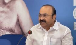 മുഖ്യമന്ത്രി യാത്ര ചെയ്യുമ്പോള് കേരളത്തിലെ ജനങ്ങള് പേടിച്ച് വീടുകളില് വാതിലടച്ച് കഴിയേണ്ട അവസ്ഥ: വി ഡി സതീശന് മുഖ്യമന്ത്രി യാത്ര ചെയ്യുമ്പോള് കേരളത്തിലെ ജനങ്ങള് പേടിച്ച് വീടുകളില് വാതിലടച്ച് കഴിയേണ്ട അവസ്ഥ: വി ഡി സതീശന്