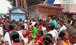 അത്യുഷ്ണവും തിക്കുംതിരക്കും: ബംഗാളില് ഇസ്കോന് ക്ഷേത്രത്തിലെ തീര്ത്ഥാടകത്തിരക്കില് മൂന്ന് മരണം; നാല്പതോളം പേര്ക്ക് പരിക്ക് അത്യുഷ്ണവും തിക്കുംതിരക്കും: ബംഗാളില് ഇസ്കോന് ക്ഷേത്രത്തിലെ തീര്ത്ഥാടകത്തിരക്കില് മൂന്ന് മരണം; നാല്പതോളം പേര്ക്ക് പരിക്ക്