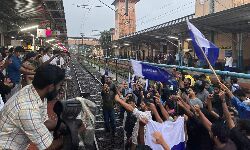 അഫ്രീന് ഫാത്തിമയുടെ വീട് തകര്ത്ത സംഭവം: ഫ്രറ്റേണിറ്റി മൂവ്മെന്റ് കോഴിക്കോട് റെയില്വേ സ്റ്റേഷന് ഉപരോധിച്ചു അഫ്രീന് ഫാത്തിമയുടെ വീട് തകര്ത്ത സംഭവം: ഫ്രറ്റേണിറ്റി മൂവ്മെന്റ് കോഴിക്കോട് റെയില്വേ സ്റ്റേഷന് ഉപരോധിച്ചു