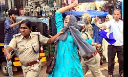 യുപിയില്‍ അഫ്രീന്‍ ഫാത്തിമയുടെ വീട് തകര്‍ത്ത സംഭവം: ദേശീയപാത ഉപരോധിച്ച ഫ്രറ്റേണിറ്റി പ്രവര്‍ത്തകര്‍ക്കു നേരെ പോലിസ് ലാത്തി വീശി, നിരവധി പേര്‍ക്ക് പരിക്ക്