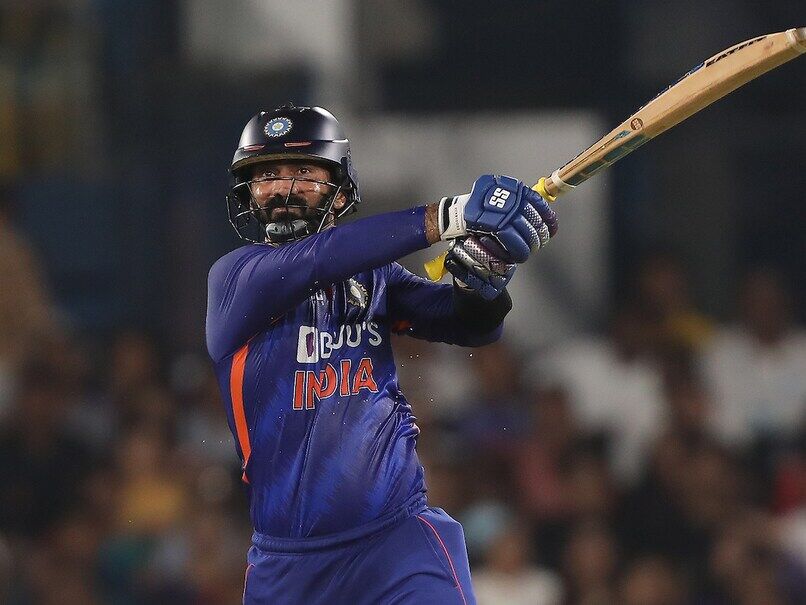 ദിനേശ് കാര്‍ത്തിക്കിന് പകരം അക്‌സറിന് ഇറക്കി; ട്വിറ്ററില്‍ പ്രതിഷേധം